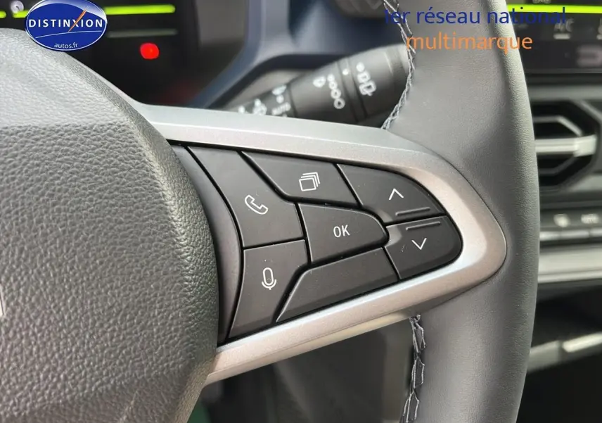 Gros plan sur les commandes multifonctions du volant cuir du Dacia Duster gris schiste, version 2025, côté droit.