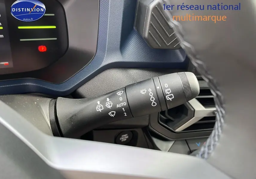 Gros plan sur la commande des essuie-glaces du Dacia Duster gris schiste, avec tableau de bord et aérateurs visibles.