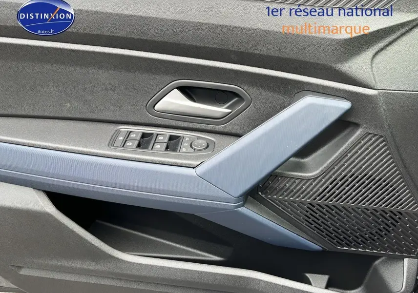 Détail de la porte avant gauche du Dacia Duster gris schiste 2025 avec commandes de vitres et poignée intégrée.