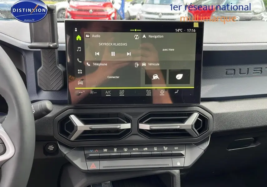 Tableau de bord du Dacia Duster 2025 gris schiste avec écran tactile et aérateurs hexagonaux au centre