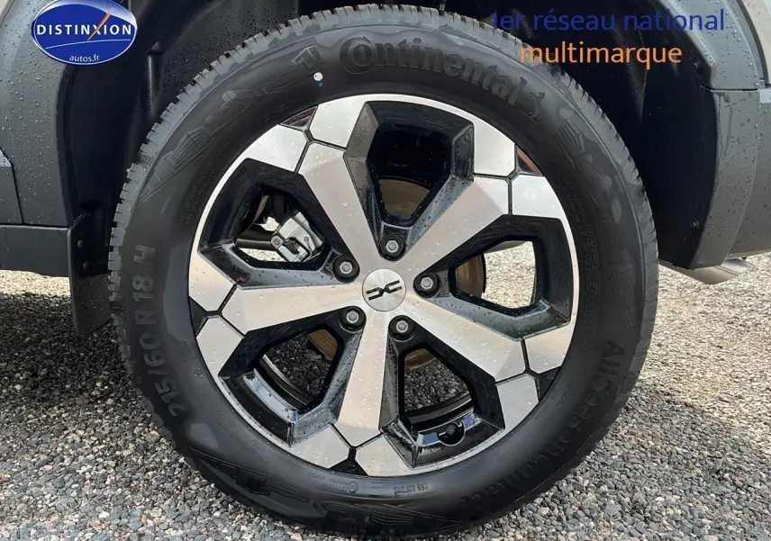 Gros plan sur la jante alu bicolore du Dacia Duster gris schiste, mettant en valeur le pneu Continental.