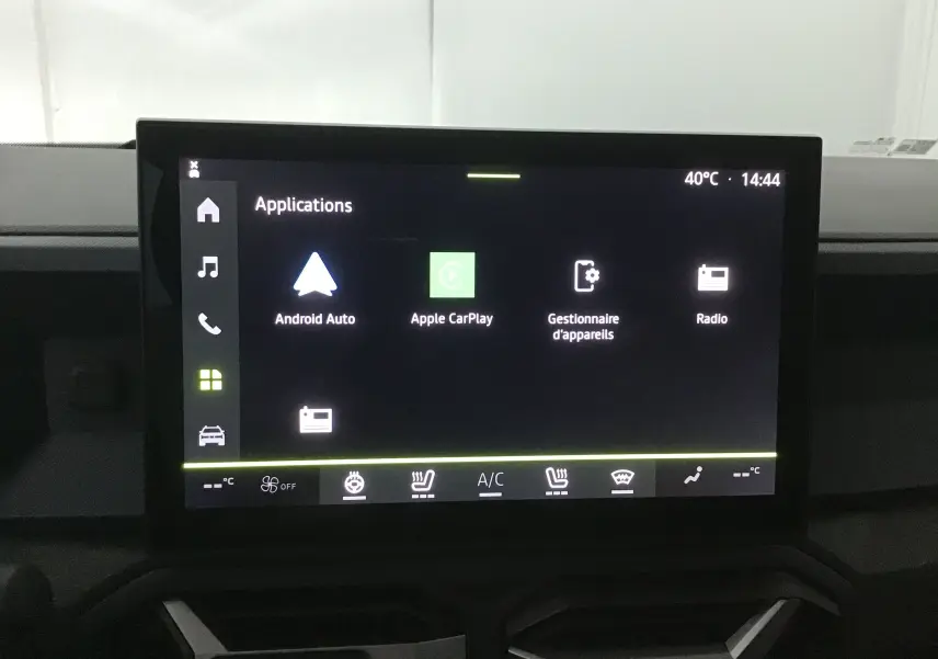 Écran tactile central du tableau de bord du Dacia Bigster 2025 affichant les applications Android Auto et Apple CarPlay.