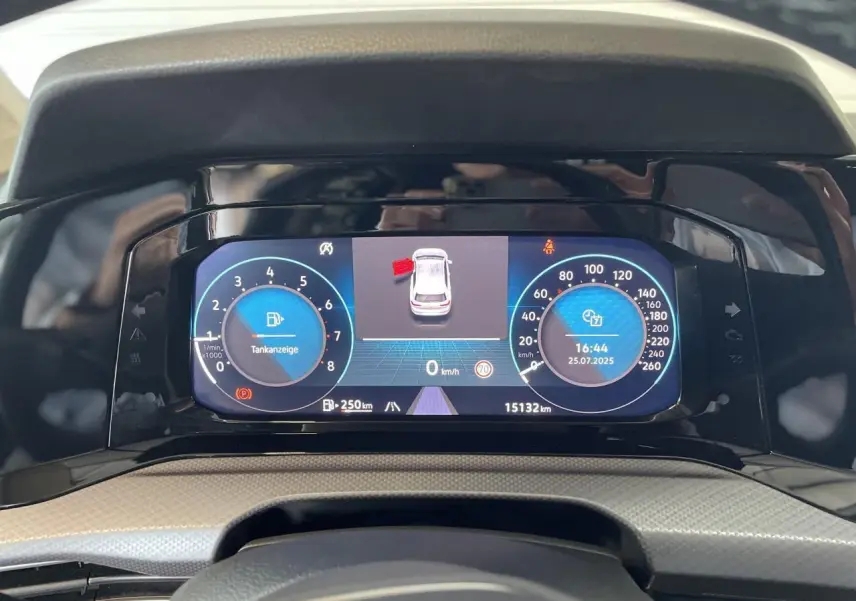 Vue rapprochée du tableau de bord digital de la Volkswagen Golf rouge métallisée 2022 avec affichage numérique complet.