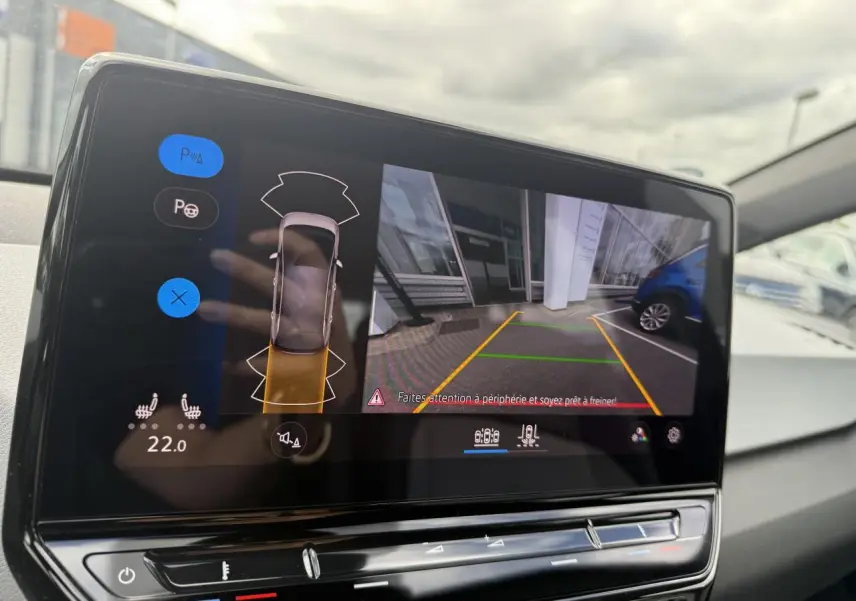 Écran tactile central du Volkswagen ID.3 Pro S montrant la caméra de recul et l'aide au stationnement active.