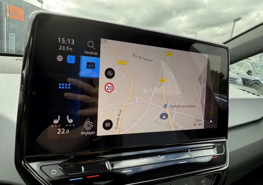 Écran tactile central de navigation affichant une carte, intérieur moderne du Volkswagen ID.3 Pro S gris manganese.