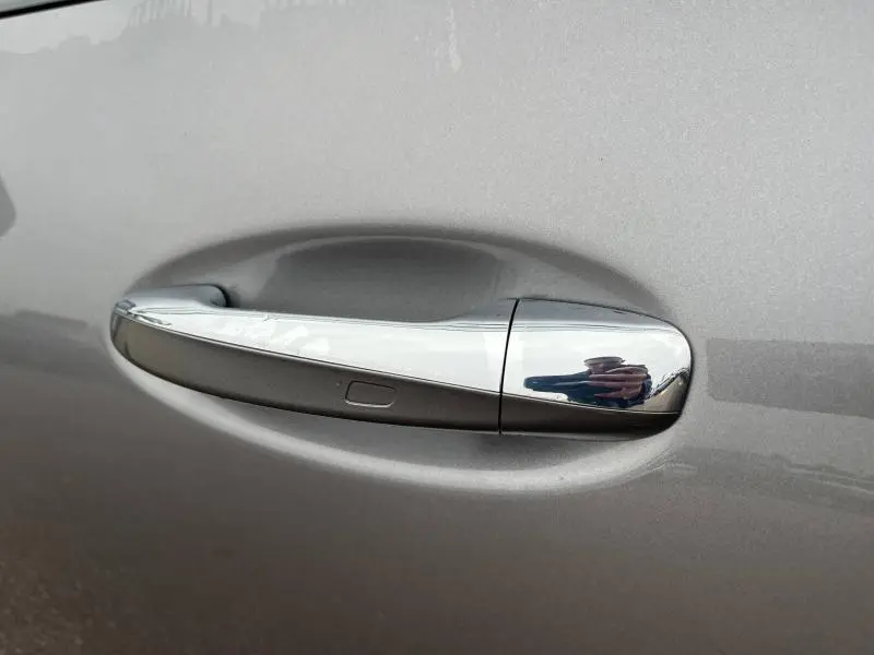 Poignée de porte chromée côté gauche sur Mercedes Classe CLA Shooting Brake gris montagne métallisé 2022.