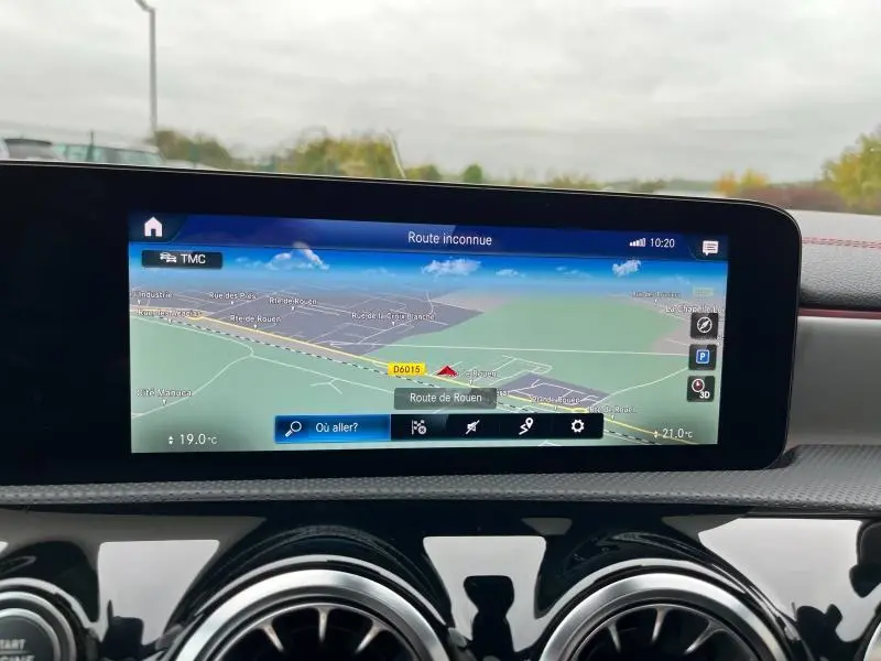 Écran tactile du système de navigation MBUX dans l'habitacle d'une Mercedes CLA Shooting Brake gris montagne.