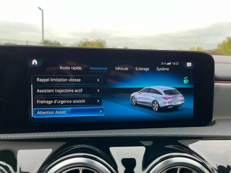 Affichage numérique intérieur montrant une Mercedes CLA Shooting Brake gris montagne en vue 3/4 arrière droite sur l'écran MBUX.