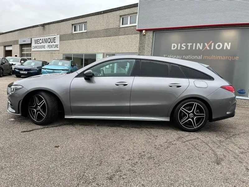 Profil côté gauche d'une Mercedes Classe CLA Shooting Brake 250 AMG Line gris montagne métallisé avec jantes AMG noires.