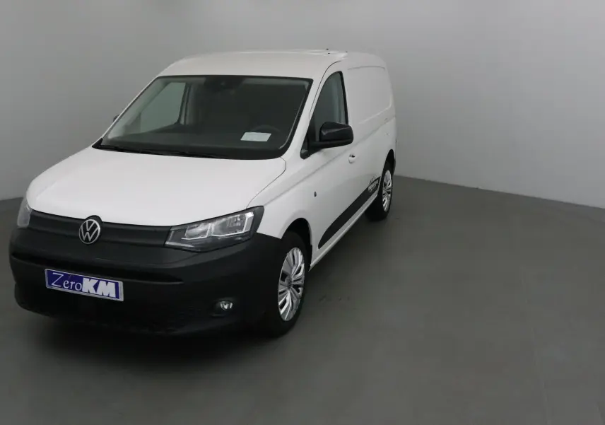 Vue 3/4 avant d'un Volkswagen Caddy Maxi blanc avec bouclier noir et logo VW bien visible.