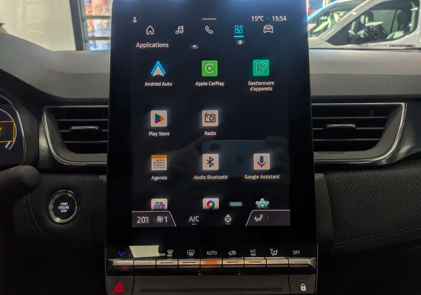 Écran tactile central allumé avec interface multimédia dans l’habitacle d’un Renault Captur E-Tech noir étoilé 2025.