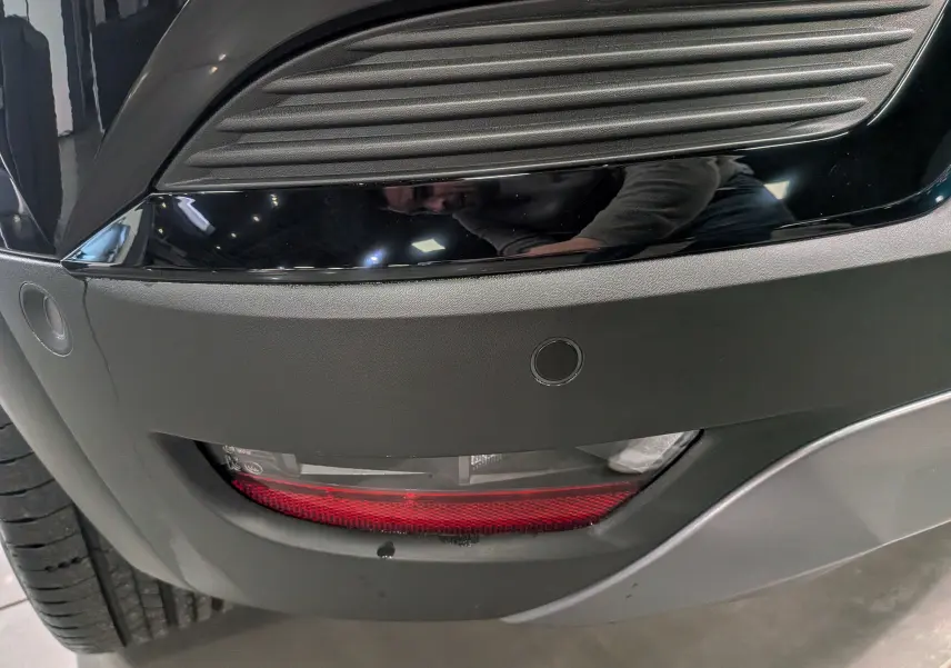 Gros plan sur le feu arrière droit noir étoilé du Renault Captur E-TECH Full Hybrid 160 CH esprit Alpine 2025.