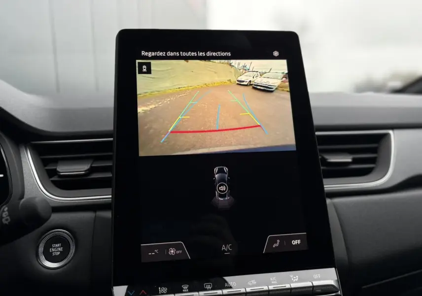 Vue intérieure du tableau de bord du Renault Captur 2025 avec écran tactile affichant la caméra de recul en fonctionnement.