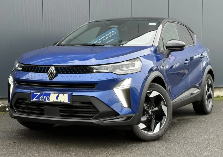 Renault Captur 2025 bleu Iron en 3/4 avant droit avec jantes aluminium noires et toit biton noir.
