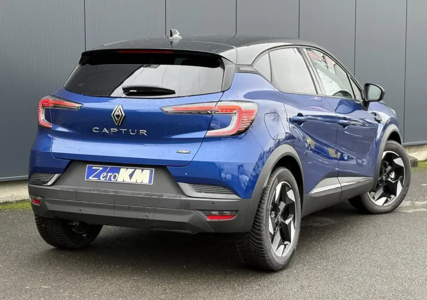 Vue 3/4 arrière droite du Renault Captur bleu Iron avec toit noir et jantes aluminium 18 pouces Black Hole.