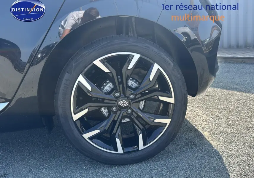 Gros plan sur la roue arrière droite noire de la Renault Clio V 1.0 TCe 90 Techno avec jante alu bicolore.