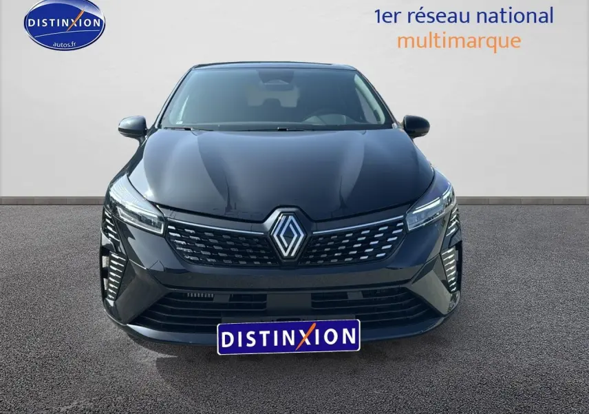 Vue avant d'une Renault Clio V noire avec calandre chromée et phares LED distinctifs sur fond neutre.