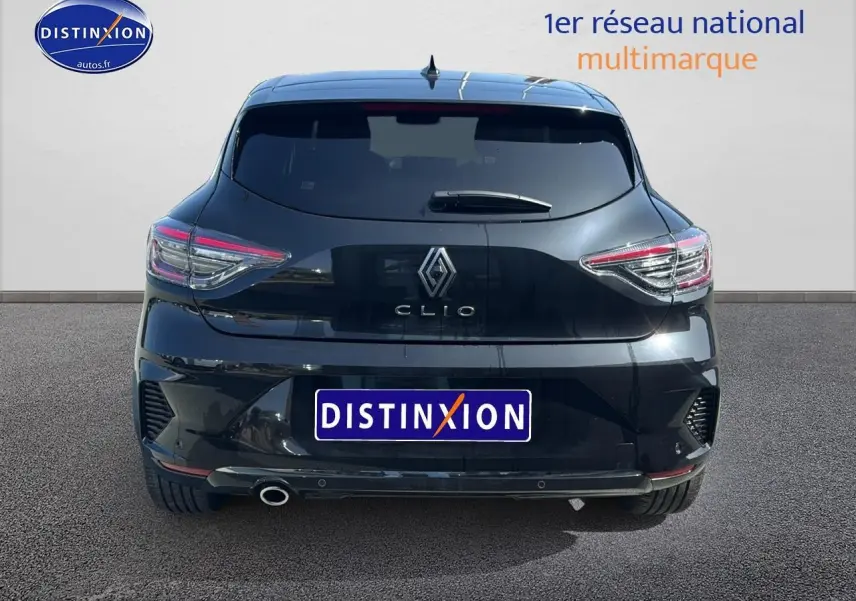 Vue arrière d'une Renault Clio V noire avec feux LED et sortie d'échappement chromée sur sol gris.