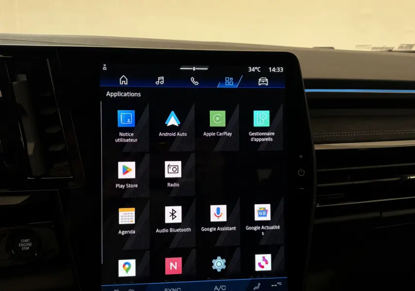Écran tactile central affichant les applications multimédia dans l’habitacle d’un Renault Espace blanc, version 2025.