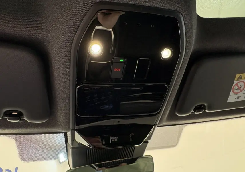Vue intérieure du plafond avant du Renault Espace blanc 2025, avec éclairage et bouton SOS illuminé.