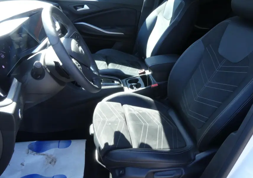 Vue intérieure côté conducteur de l'Opel Grandland 2024, sièges Alcantara noirs avec coutures contrastées.