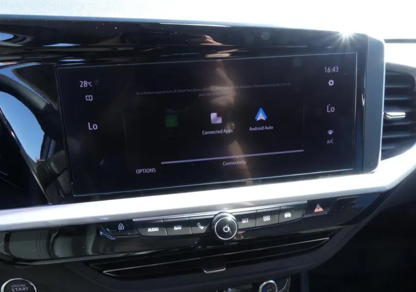 Écran tactile central de l’Opel Grandland 2024 avec commandes audio et climatisation, vue intérieure frontale.