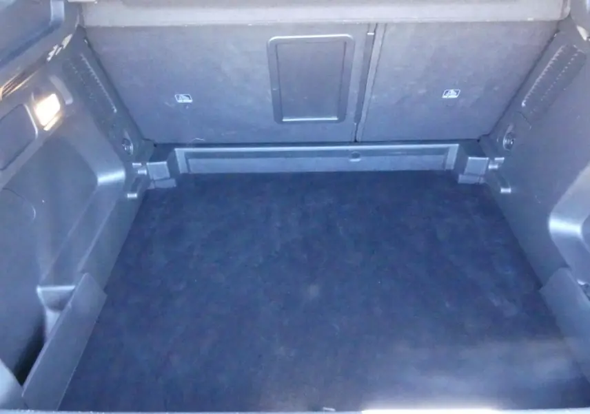 Vue intérieure du coffre spacieux et propre de l’Opel Grandland blanc métallisé 2024, version Ultimate Phase 2.