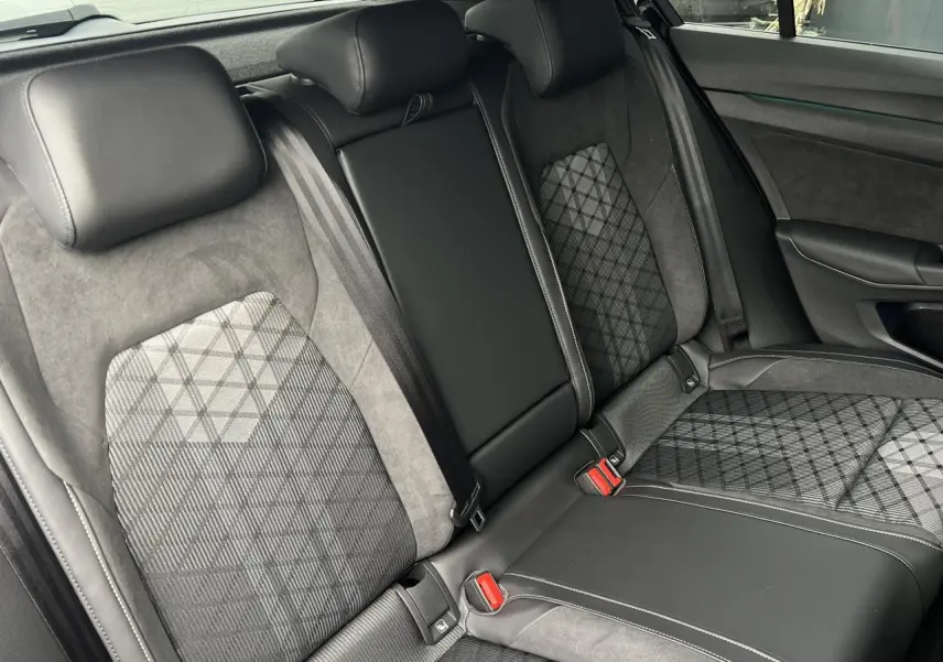 Vue intérieure des sièges arrière en tissu et cuir noir avec motifs géométriques de la Volkswagen Golf VIII R-Line.