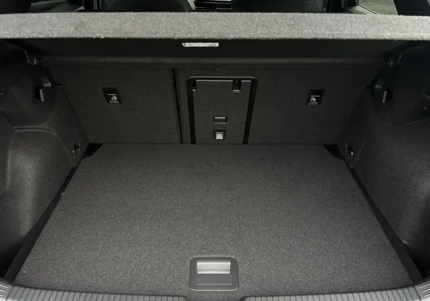 Vue intérieure du coffre spacieux et tapissé en tissu gris foncé de la Volkswagen Golf VIII 2.0 TDI R-Line.