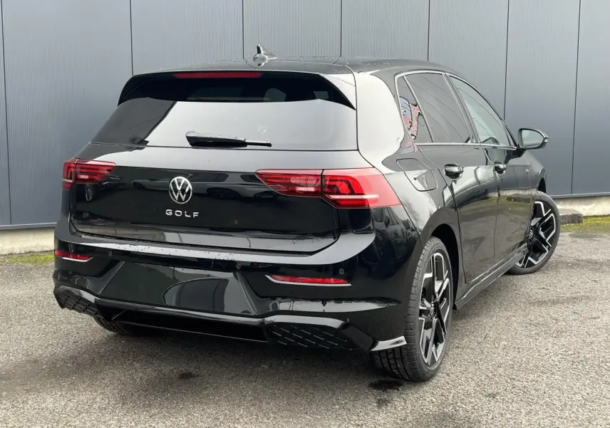 Volkswagen Golf VIII noir vue 3/4 arrière droit avec jantes alliage 18 pouces et toit ouvrant panoramique.