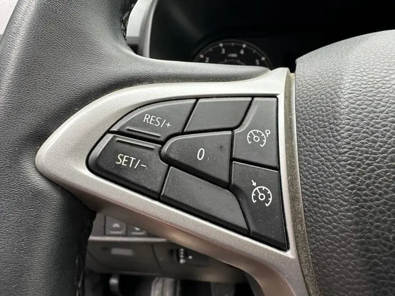 Gros plan sur les commandes de régulateur de vitesse au volant du Dacia Jogger 2025, version Expression en intérieur.