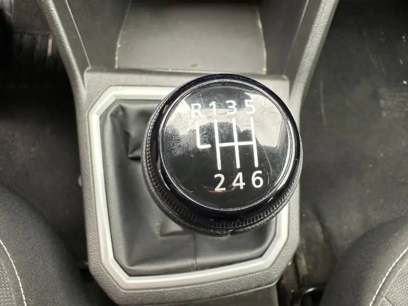 Gros plan sur le levier de vitesses manuel du Dacia Jogger 2025, montrant la grille de six rapports et la marche arrière.