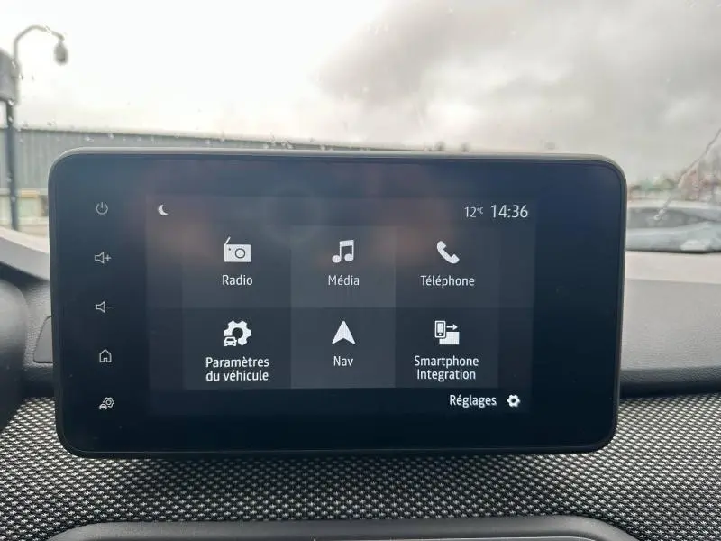 Écran tactile central du tableau de bord du Dacia Jogger 2025 affichant les options radio, média, téléphone et navigation.
