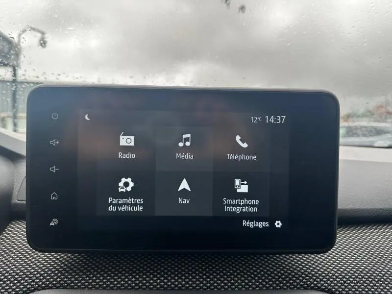 Écran tactile central du tableau de bord du Dacia Jogger 2025 affichant les options radio, média, téléphone et navigation.