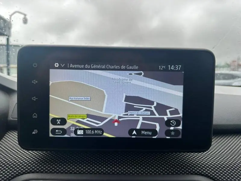 Écran tactile central affichant la navigation GPS dans un Dacia Jogger 2025, intérieur sobre et moderne.