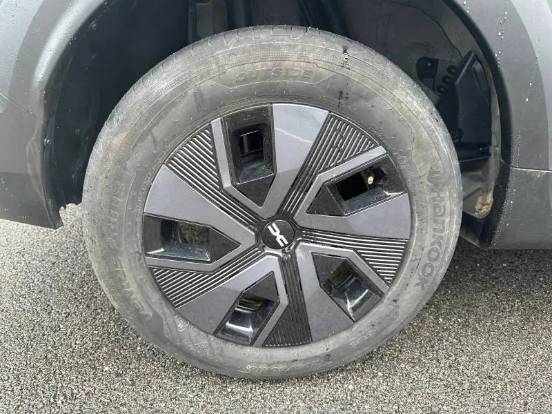 Gros plan sur la roue avant droite du Dacia Jogger 2025 kaki Lichen, mettant en valeur la jante au design moderne noir et gris.