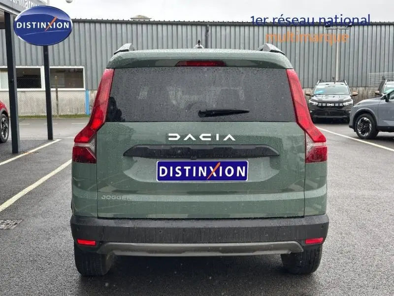 Vue arrière d'un Dacia Jogger 2025 en kaki lichen, avec feux arrière verticaux et logo DACIA bien visible.