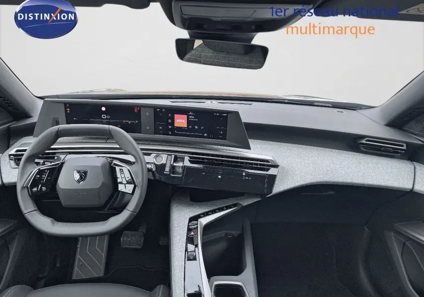 Intérieur du Peugeot 3008 Hybrid 2025 vu de face, tableau de bord moderne avec écran numérique et volant compact noir.