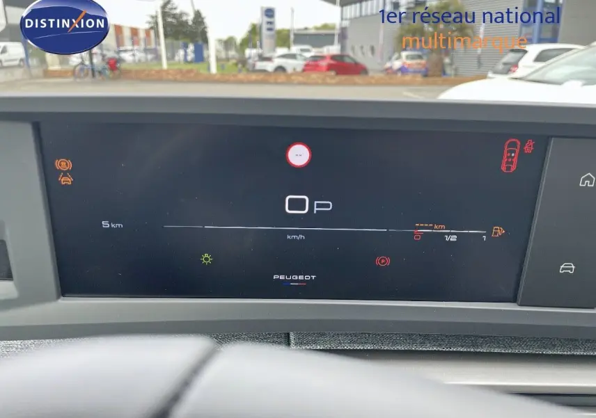 Tableau de bord numérique du Peugeot 3008 Hybrid 2025 affichant la vitesse et indicateurs, vu de face côté conducteur.