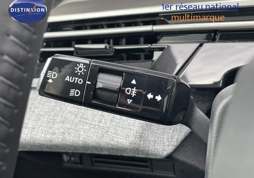 Gros plan sur la commande d'éclairage du Peugeot 3008 noir perle métal, intérieur avec volant partiellement visible.