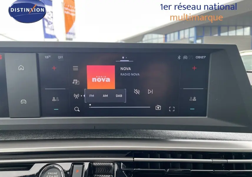 Tableau de bord du Peugeot 3008 Hybrid 2025 avec écran tactile affichant Radio Nova, finition noire élégante.