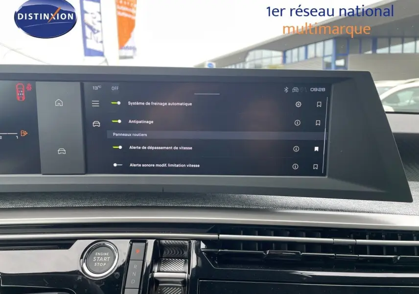 Tableau de bord du Peugeot 3008 Hybrid 2025 avec écran tactile affichant les aides à la conduite, finition noire brillante.