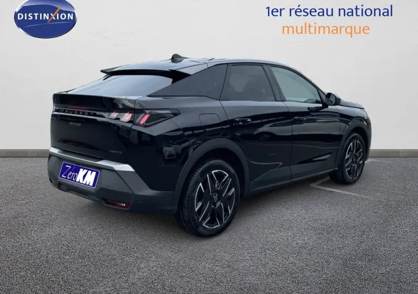 Peugeot 3008 Hybrid noir perle métal vu en 3/4 arrière côté droit avec jantes alliage bicolores.