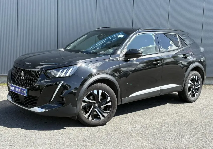 Peugeot 2008 GT noir Onyx vue 3/4 avant droit, jantes bi-tons et signature lumineuse LED 3 griffes visibles.
