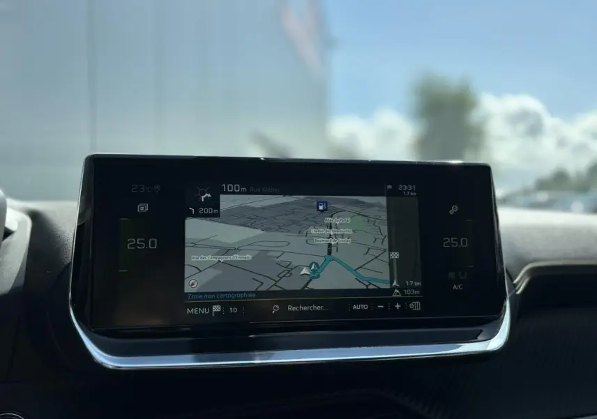 Écran tactile 10'' du GPS 3D connecté dans le tableau de bord d'une Peugeot 2008 GT noir Onyx, vue intérieure frontale.