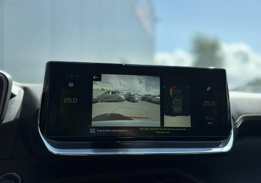 Écran tactile du Peugeot 2008 GT 2021 montrant la caméra de recul et l'aide au stationnement en intérieur.