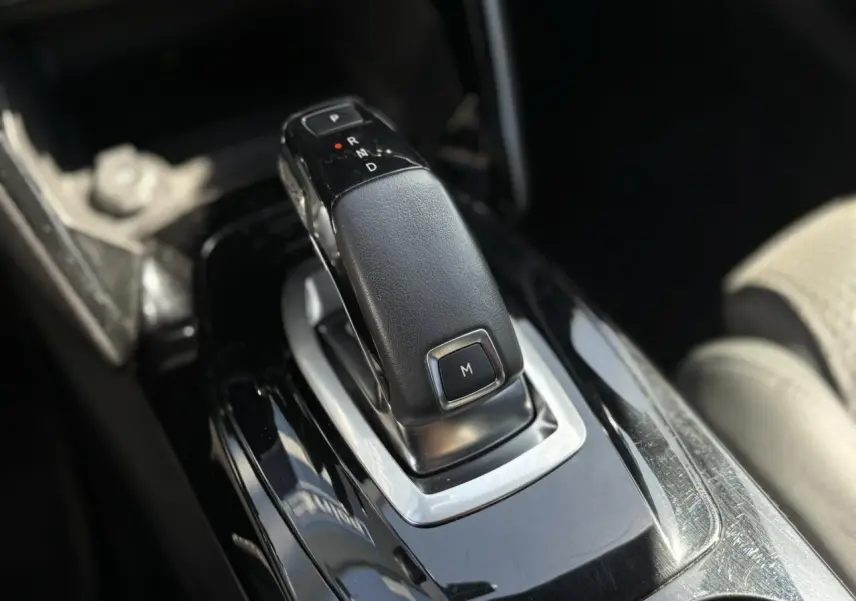 Le levier de vitesses automatique noir du Peugeot 2008 GT 2021 vu en gros plan sur la console centrale.