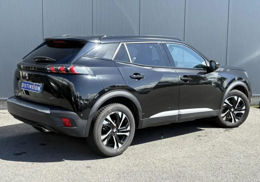 Peugeot 2008 GT noir Onyx vue 3/4 arrière droit avec jantes alliage bi-tons et feux LED 3 griffes