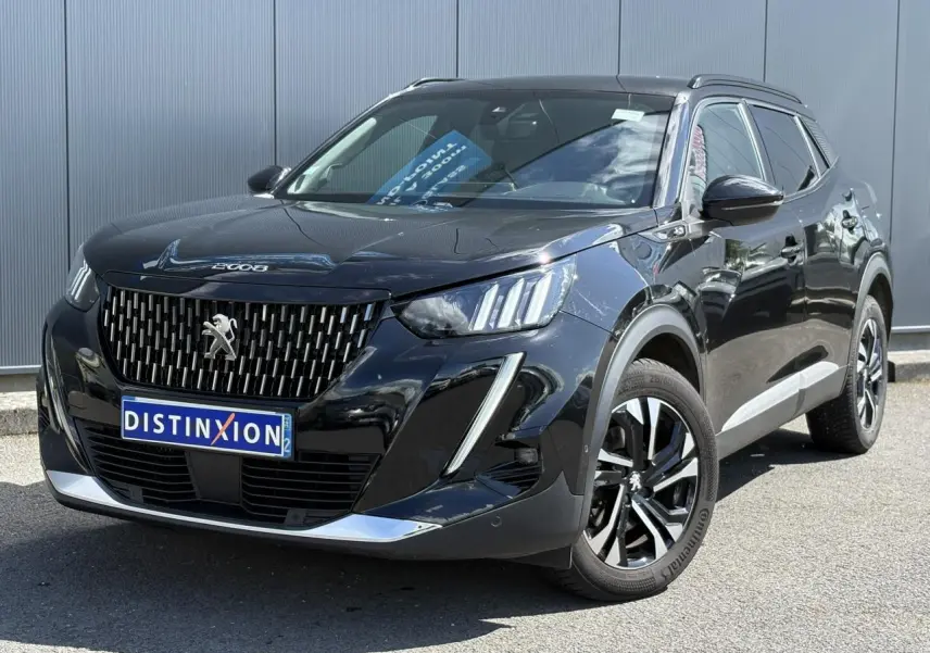 Peugeot 2008 noir Onyx vue 3/4 avant droit, avec calandre distinctive et jantes alliage bi-ton 17 pouces.