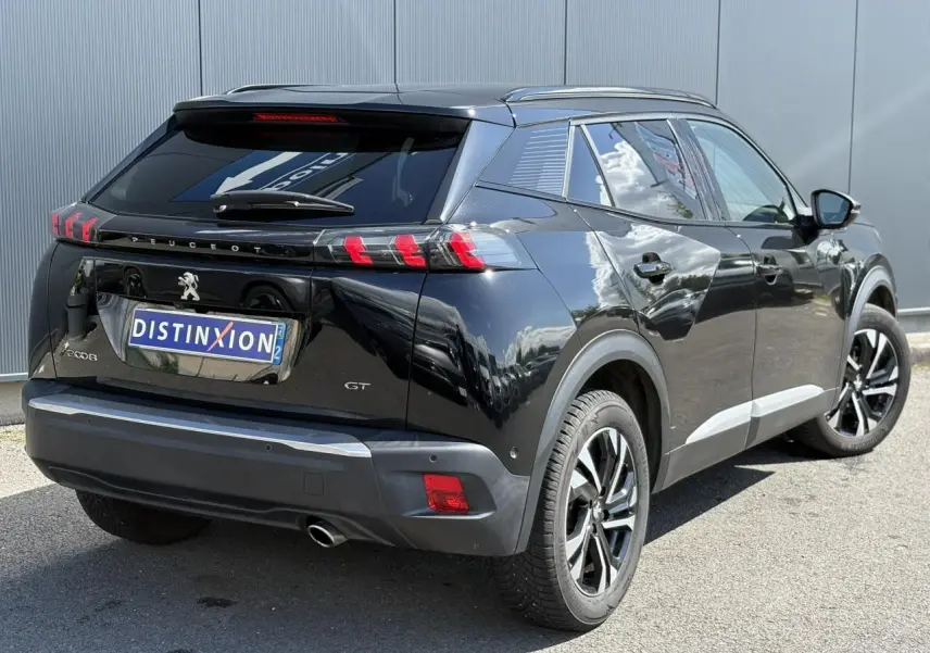 Vue 3/4 arrière droite d’un Peugeot 2008 GT noir Onyx avec feux arrière LED et jantes alliage bi-ton.